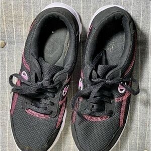 BEAUTIFUL CHAMPION BLACK AND WHITE SHOES SIZE 7.5